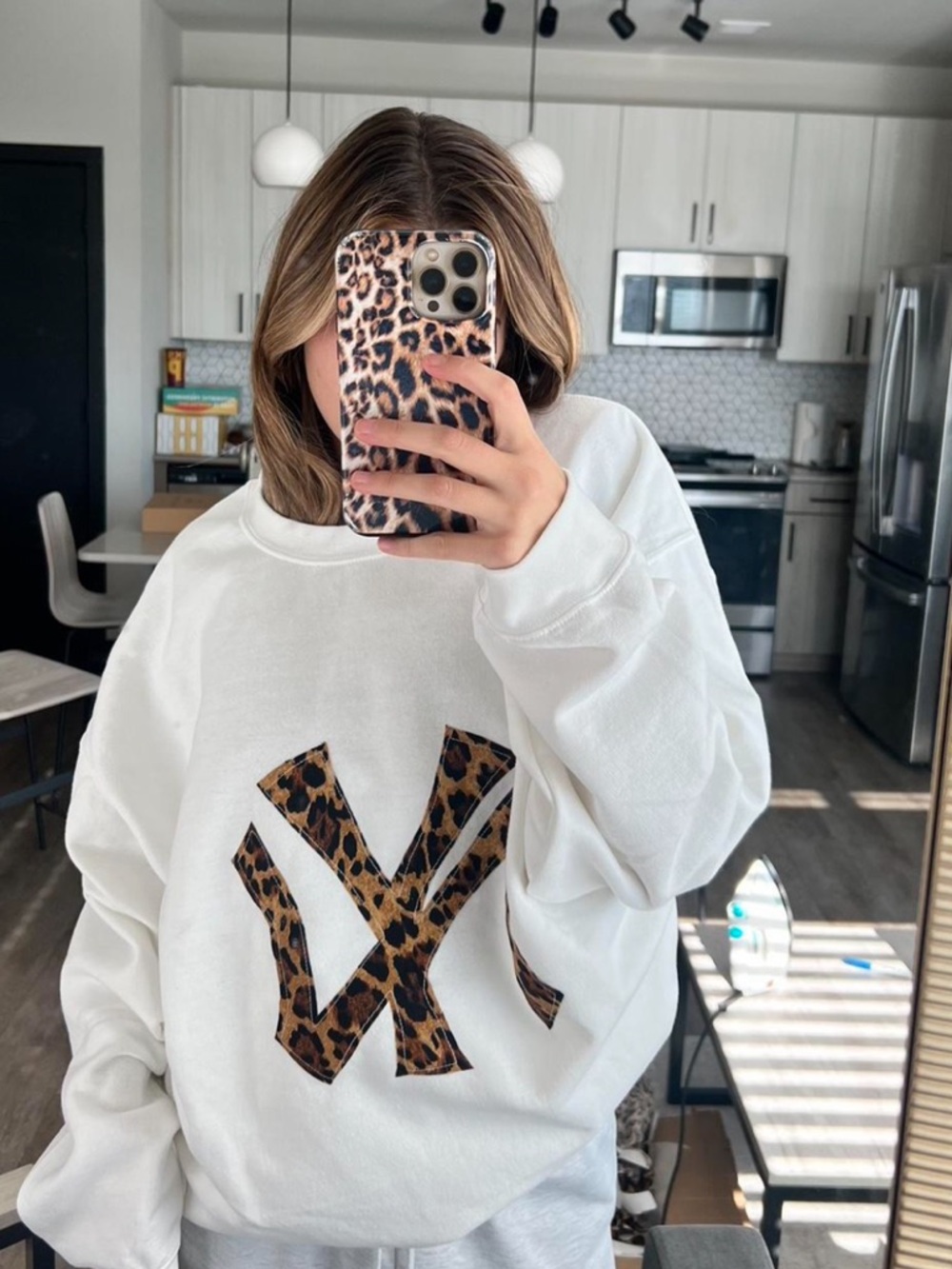 White Leopard-Logo Pullover Sweatshirt